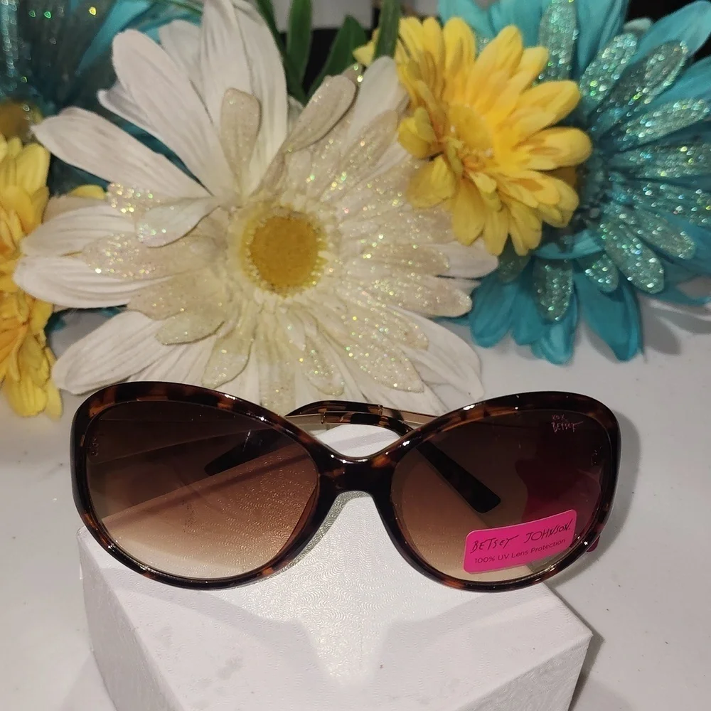 BETSEY JOHNSON SUNGLASSES - Picture 2 of 7